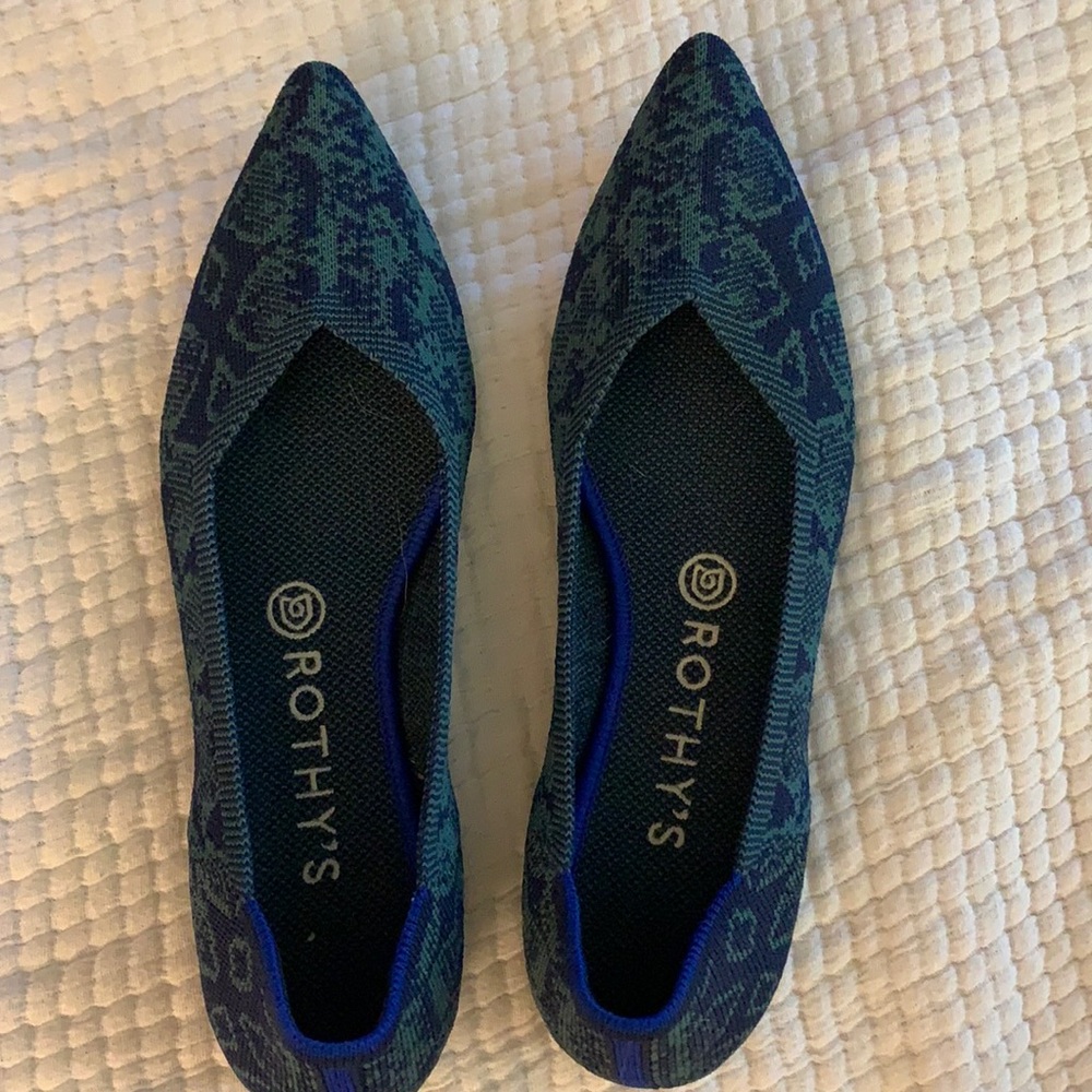 Super cute Rothy’s with minimal wear.